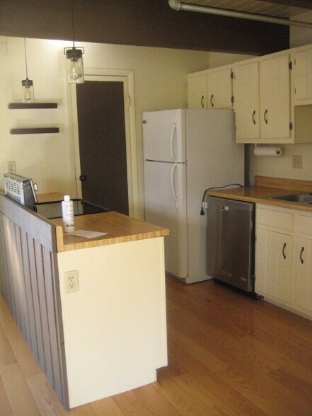 Kitchen w/ pantry - 554 Cartier Ct