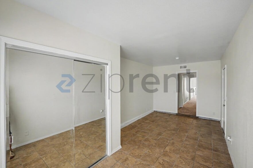 Building Photo - Unit