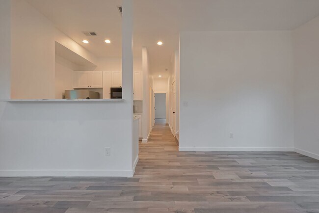 Building Photo - AFFORDABLE 4BD/2.5BA SINGLE HOUSE!