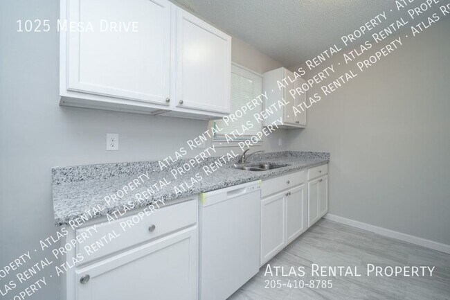 Building Photo - 1025 Mesa Dr