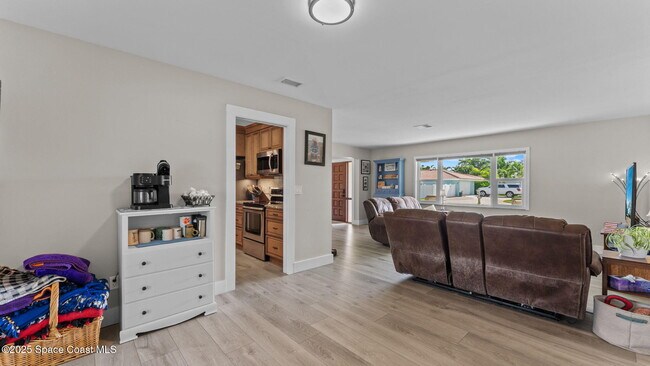 Building Photo - 375 Cherry Dr