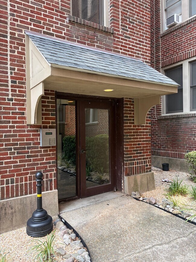 Building Photo - 200 W 31st St