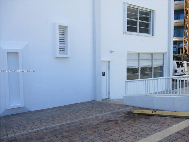 Building Photo - 5313 Collins Ave