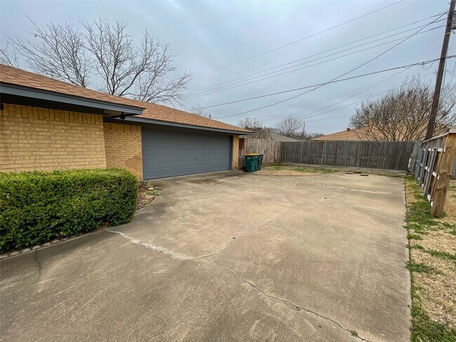 Building Photo - 1714 Crescent Dr