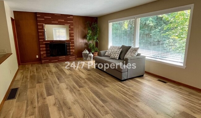 Building Photo - Spacious 4BD I 2BA Home w/ Separate Living...