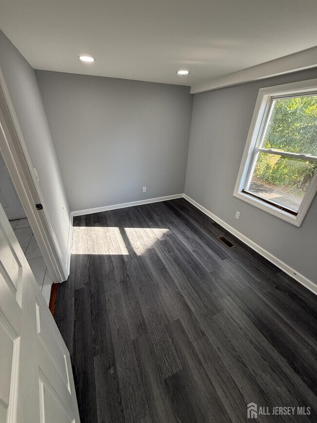 Building Photo - 280 William St