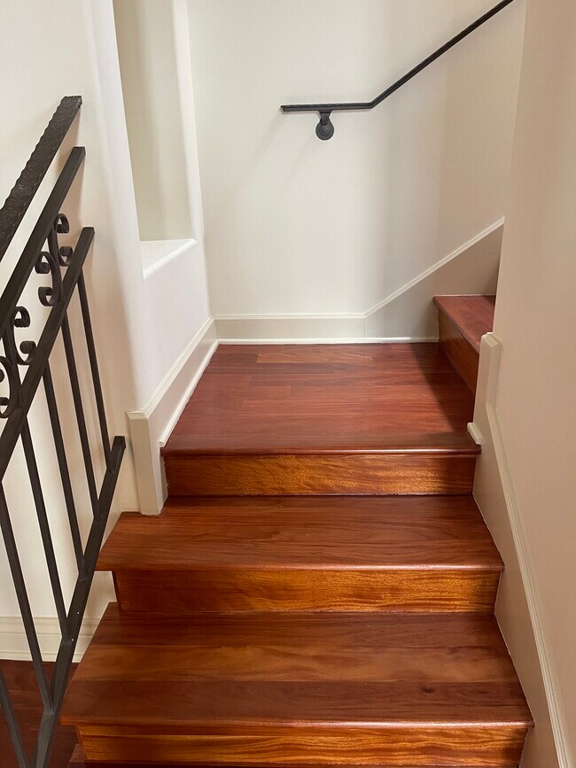 Building Photo - 985 N Michillinda Ave