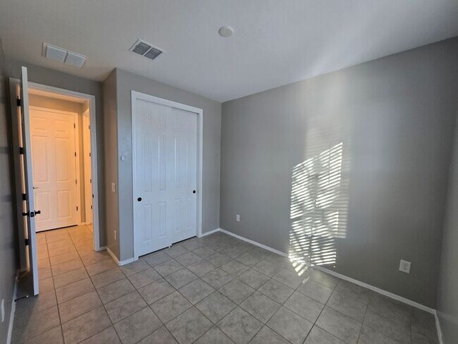 Building Photo - MOVE IN SPECIAL!! 3 Bedroom/ 2 Bath Red Rock Oasis