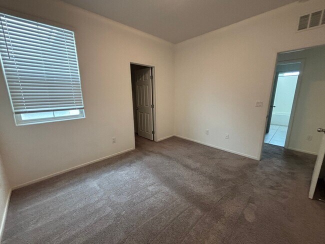 Building Photo - Beautiful Gated 3-Bed, 2.5-Bath Townhome i...