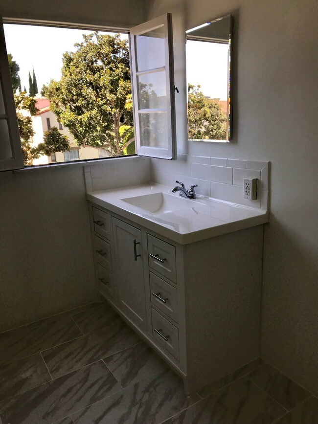 Building Photo - 1050 S Genesee Ave