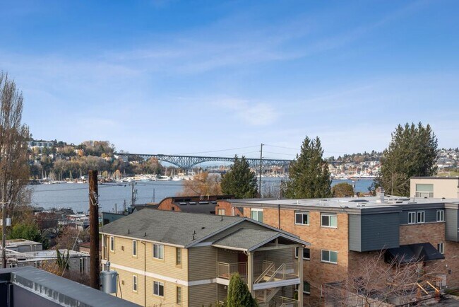 Building Photo - Eastlake Contemporary Townhome - 2 bedrooms