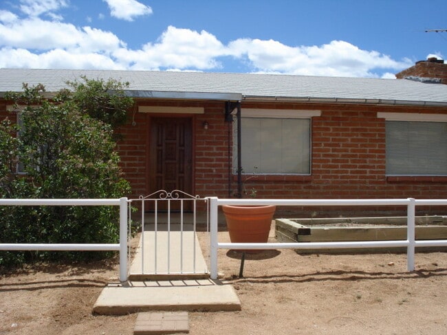 Building Photo - Peaceful Setting in J-Six