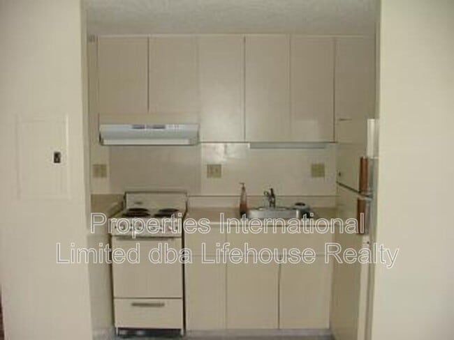Building Photo - 1060 Kamehameha Hwy