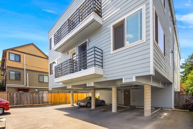 Building Photo - Admiral District 1 Bedroom Condo with Laun...