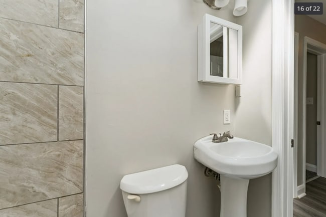 Building Photo - 4 Bedr4 Bedrooms in Parkville