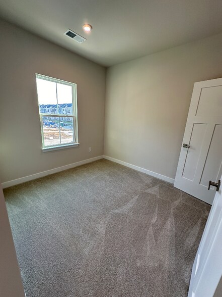 Building Photo - 418 bigwood Dr