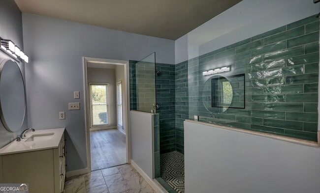 Building Photo - 2111 Highland Club Dr SE
