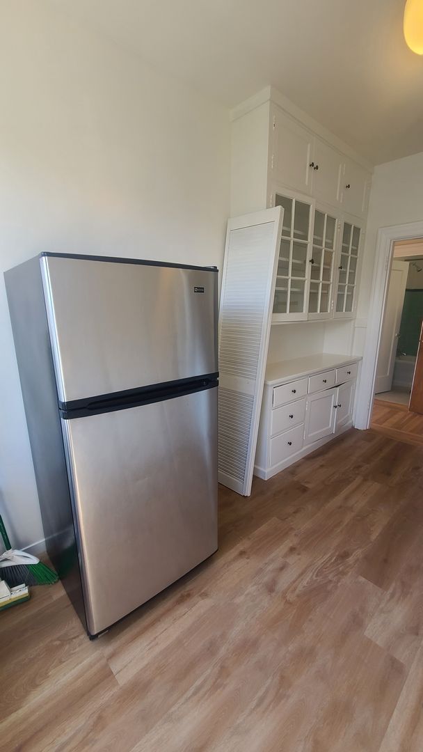 Building Photo - Full of Natural Light & Character Apt in N...