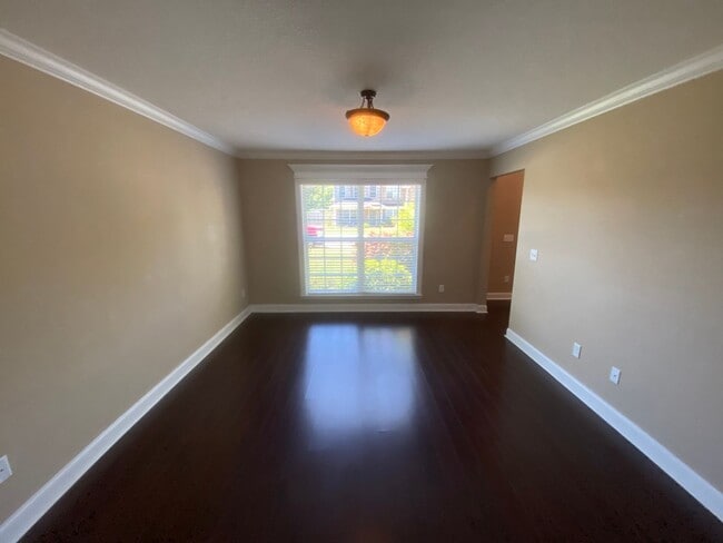 Building Photo - HUGE FENCED YARD, COMMUNITY POOL