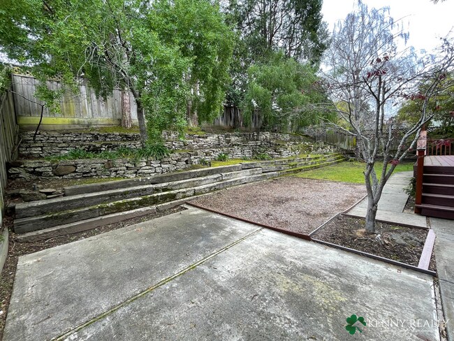 Building Photo - Large 3 Bedroom, 2.5 Bathroom, Great Neigh...