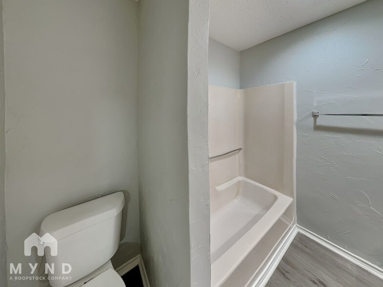 Building Photo - 6518 Oak Forest Ct