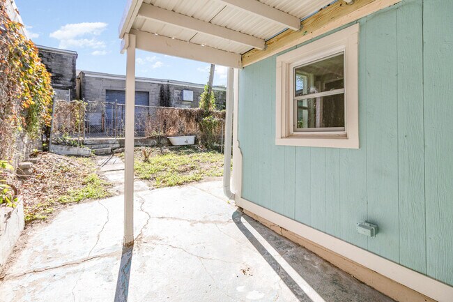 Building Photo - 214 W 9th St