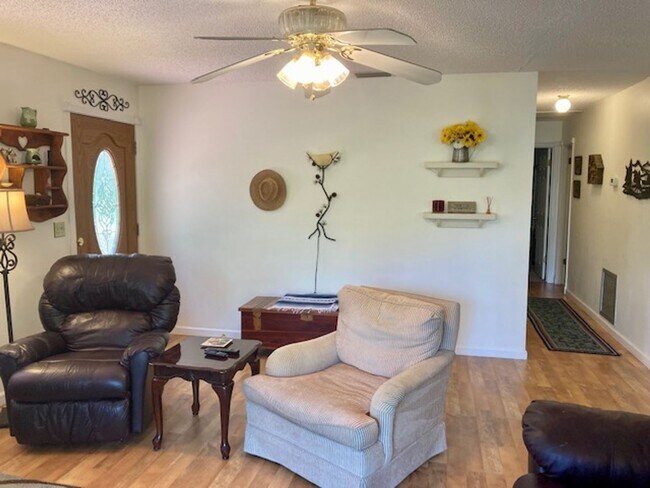 Building Photo - Captains' Lodge Old Homosassa