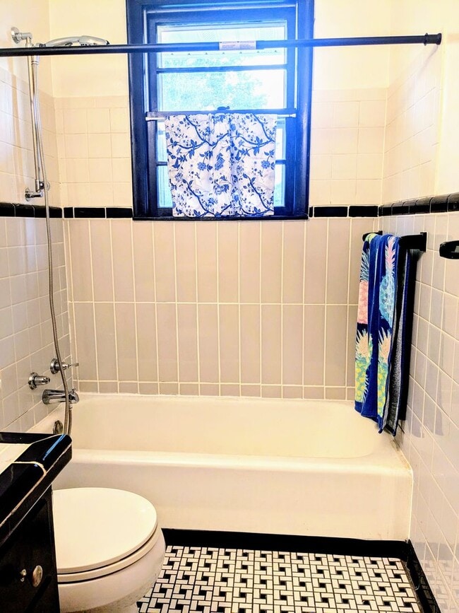 Building Photo - 3 bd, 1.5 ba house, N  Central location, f...