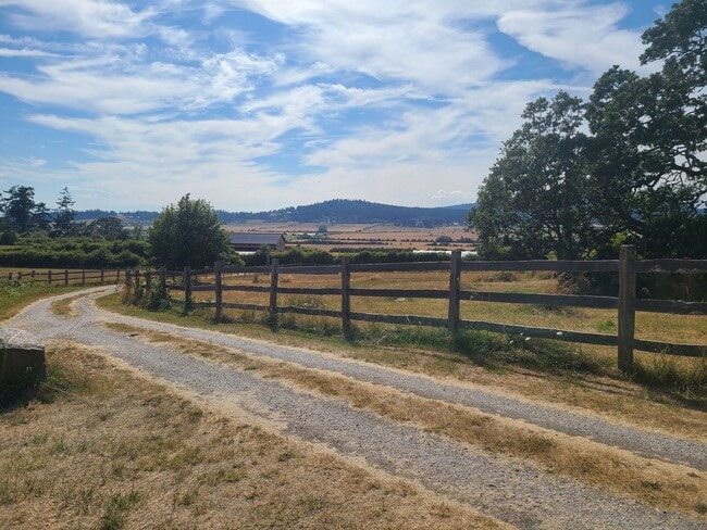 Building Photo - Beautifully Refurbished Farmhouse with Val...