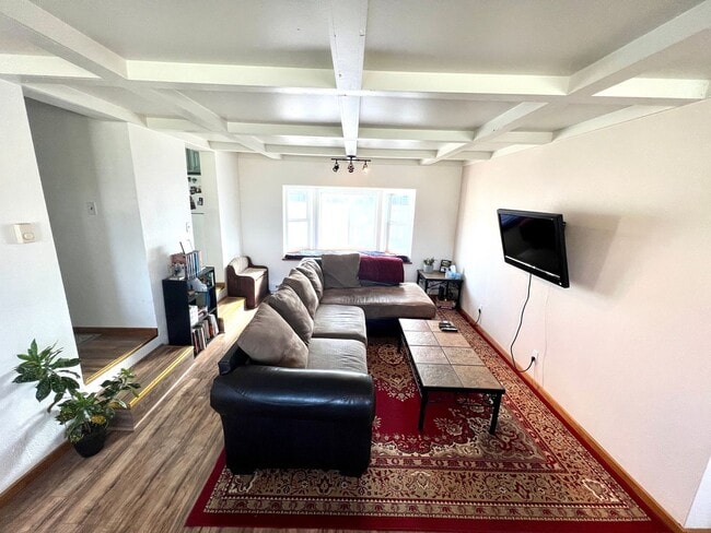 Building Photo - Pet Friendly 3 Bed 2 Bath Single Family Home With Large Garage!