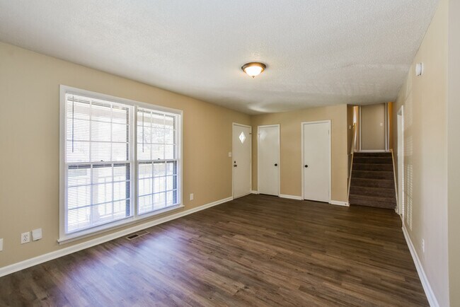 Building Photo - Dream Split-Level Home in Huntsville