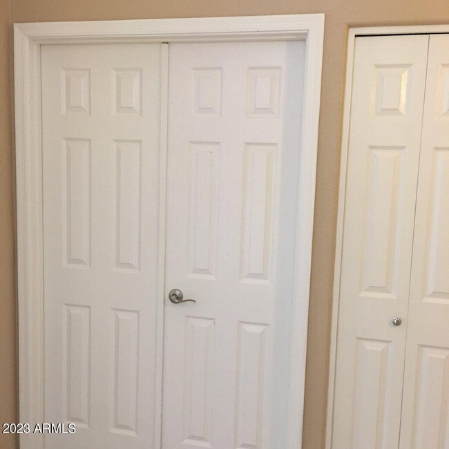 Building Photo - 623 W Greentree Dr