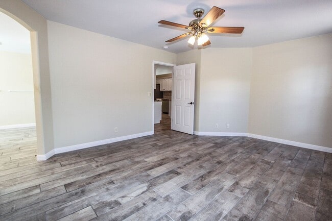 Building Photo - 3 Bedroom Home in Viewpoint East  Applicat...