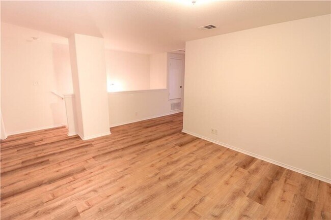 Building Photo - Beautiful 2-Level 3 BR / 2.5 BA Home for R...