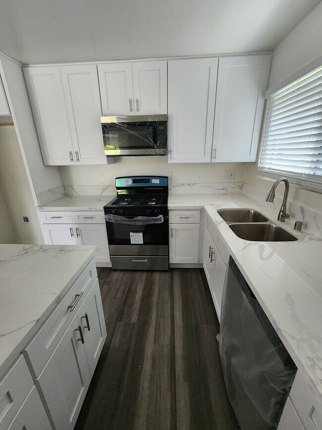 Building Photo - Newly Remodeled 3-Bedroom, 2-Bathroom Home for Rent – Los Alamitos