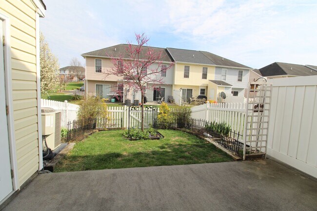 Building Photo - Liberty Square townhome