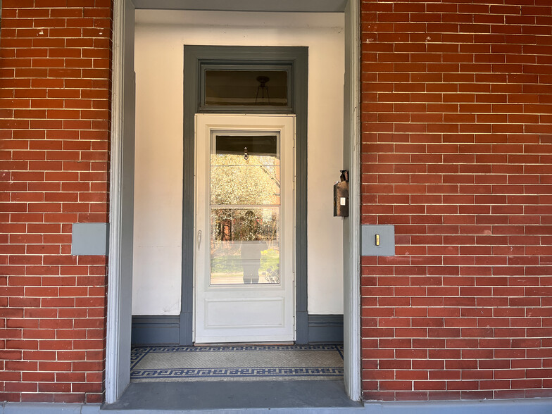 1st Floor Entrance - 926 Savannah Ave
