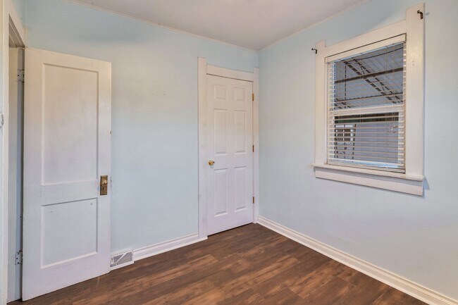 Building Photo - Charming 1924 Bungalow! 3 bedrooms and 1 b...