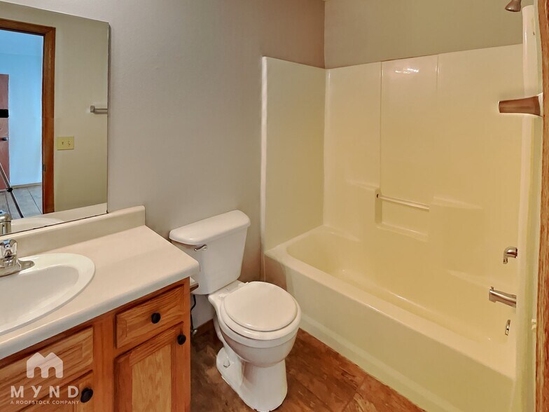 Building Photo - 1130 S Clifton Ave