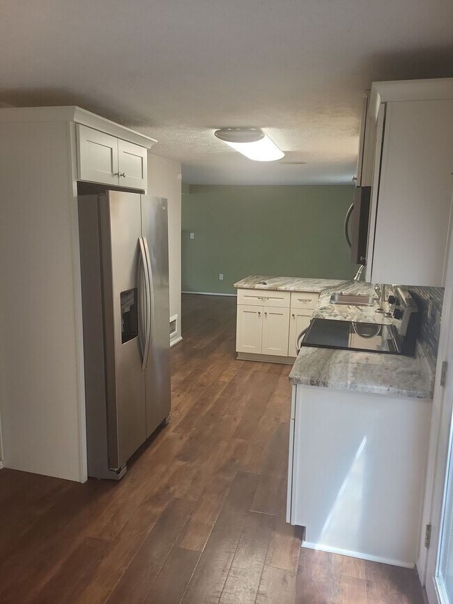 Building Photo - Lovely Updated 3-Bedroom Home with Spaciou...