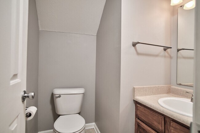 Building Photo - For Rent-4BDRM, 2.5BA Home in Ashwood