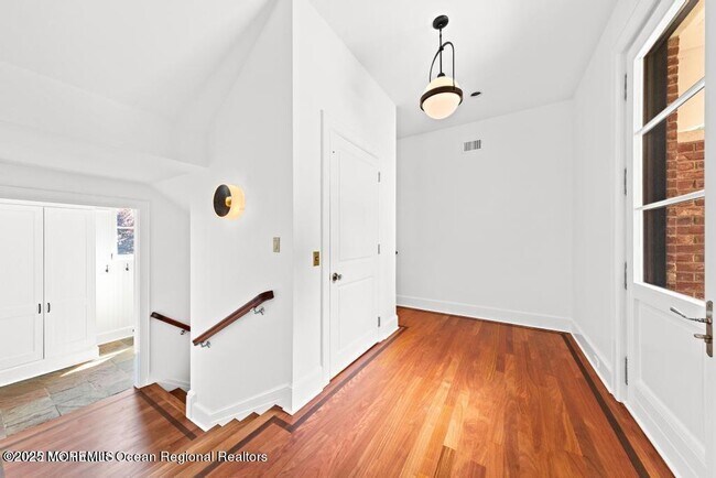 Building Photo - 18 Sheraton Ln