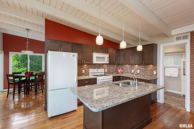 Building Photo - 4640 5th Ave