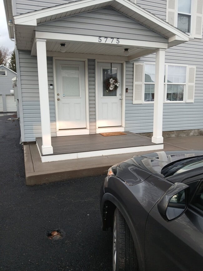 Building Photo - 5775 Crabtree Ln