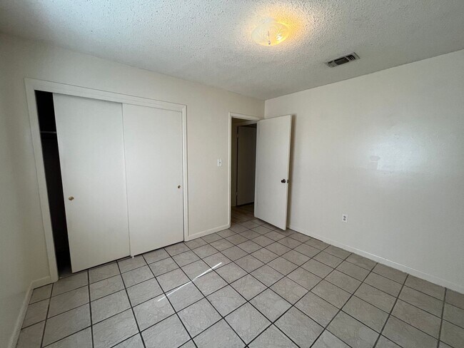 Building Photo - 841 Meadow Ln