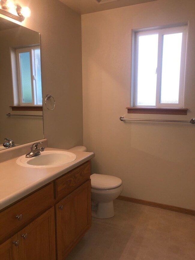 Building Photo - This beautifully maintained 3 bedroom, 2 b...