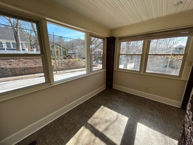 Building Photo - Central - Beautifully Restored and Updated Apartment