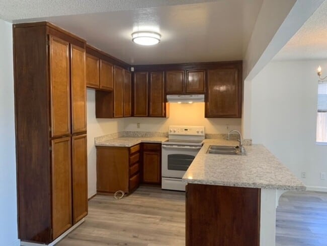 Building Photo - 4 Bed/2 Bath Spacious Home with Big Backyard and New Laminate & Carpet - Union City