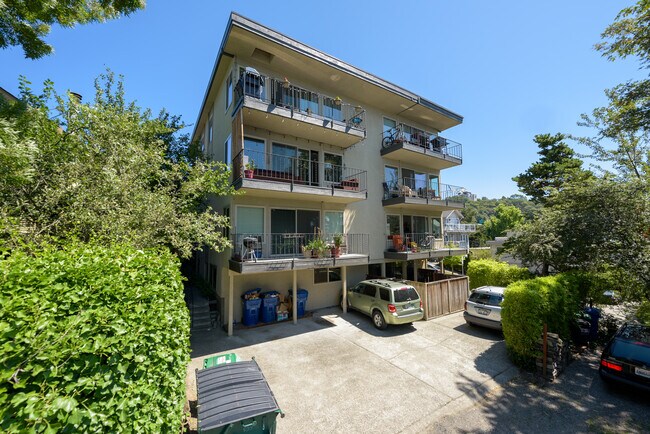 Large units in well-maintained quiet building - 2003 Franklin Ave E