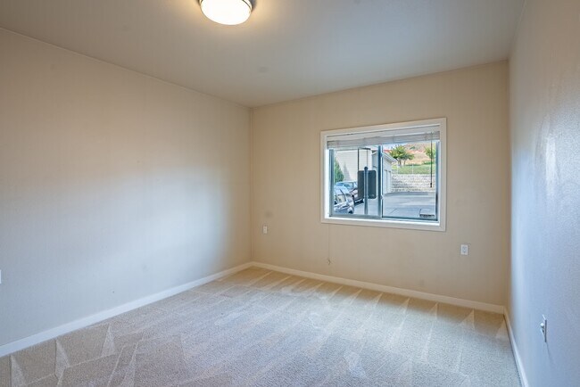 Building Photo - 355 W Waterside Dr